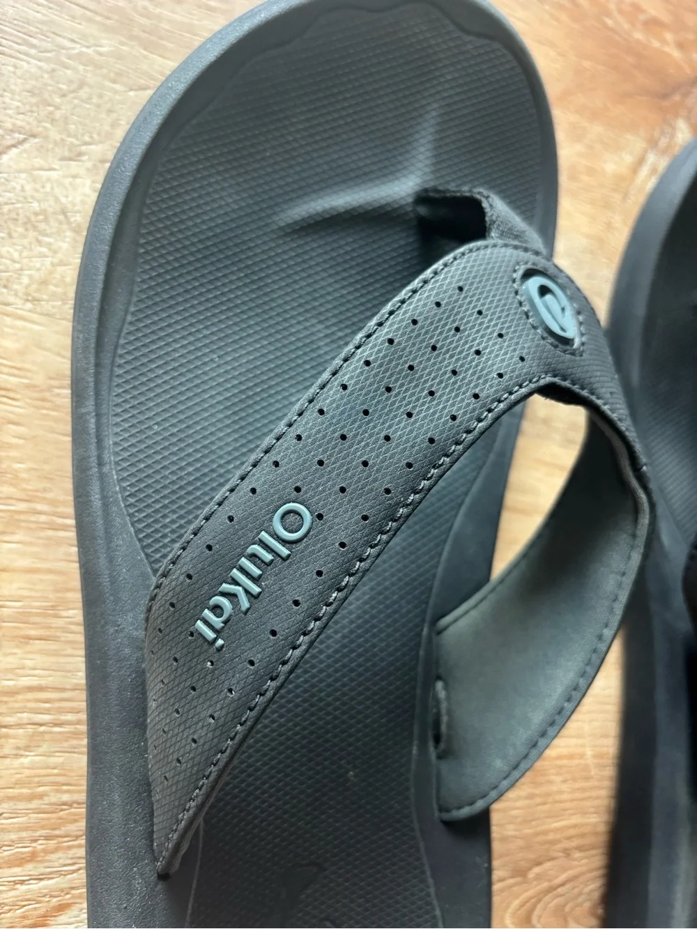 OluKai Black/Gray Comfort-Stride Men’s Flip Flop Sandals